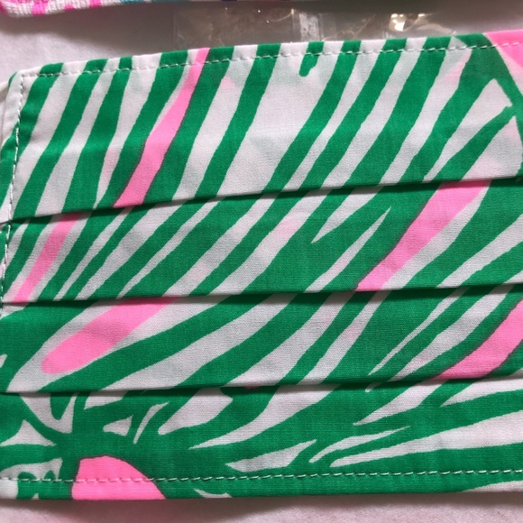 3 Lilly Pulitzer face masks - Picture 3 of 7